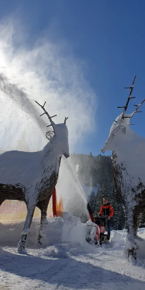 zapferl-alm-skihutte-wanderhuette-muehlbach-hochkoenig-012 Schneeräumen vor der Zapferalm im Winter